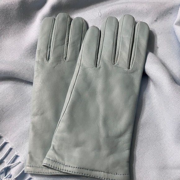 Leather gloves in Baby Blue! - Picture 2 of 6